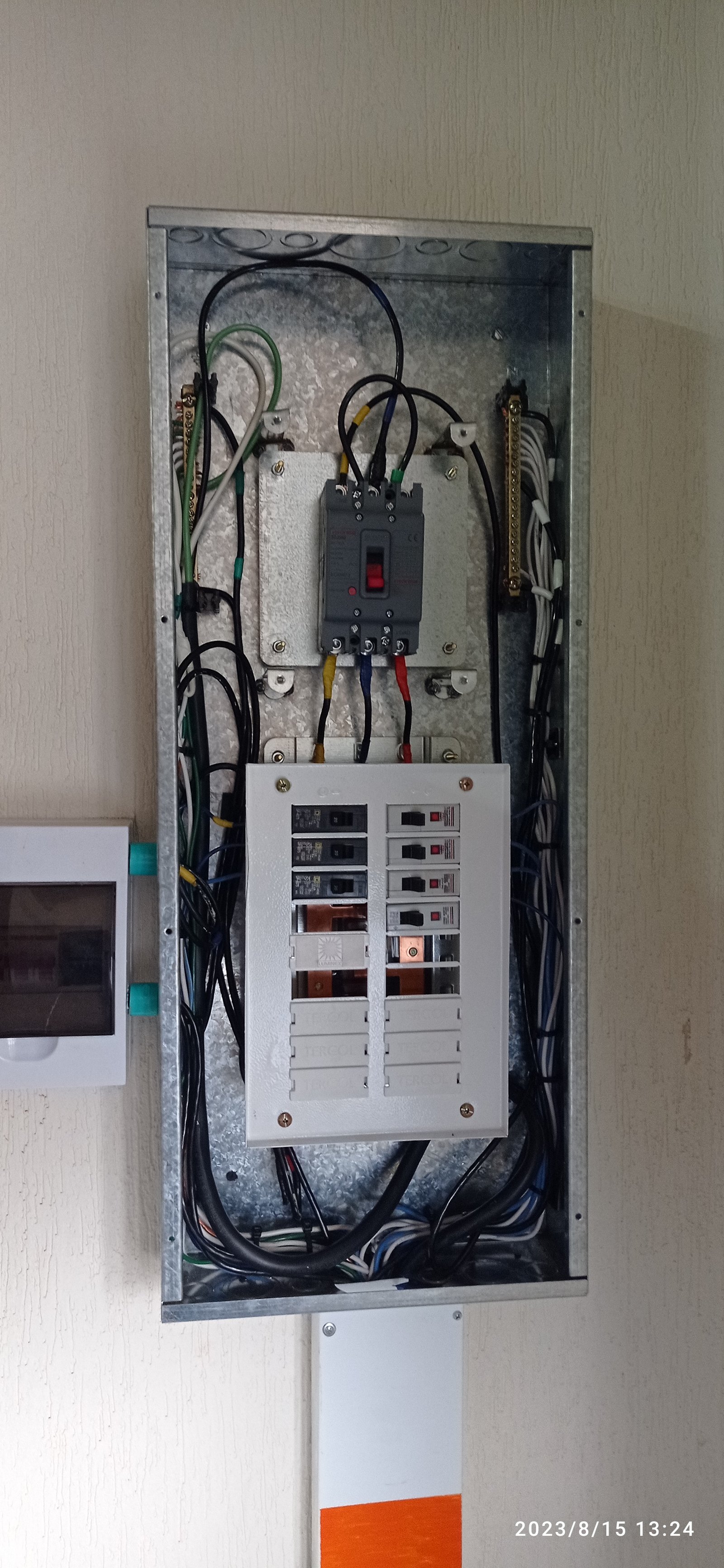 Instalación de tablero eléctrico trifásico