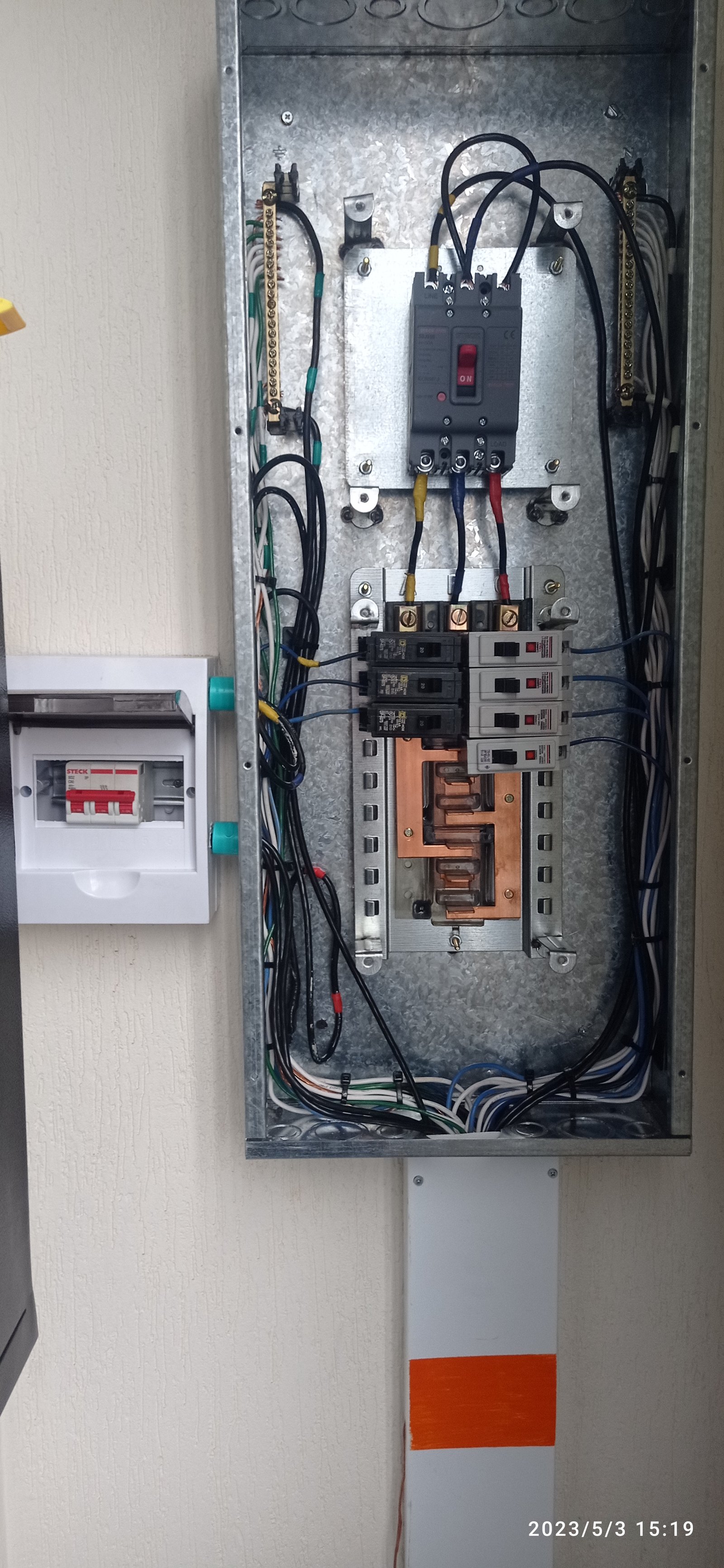Instalación de tablero eléctrico trifásico