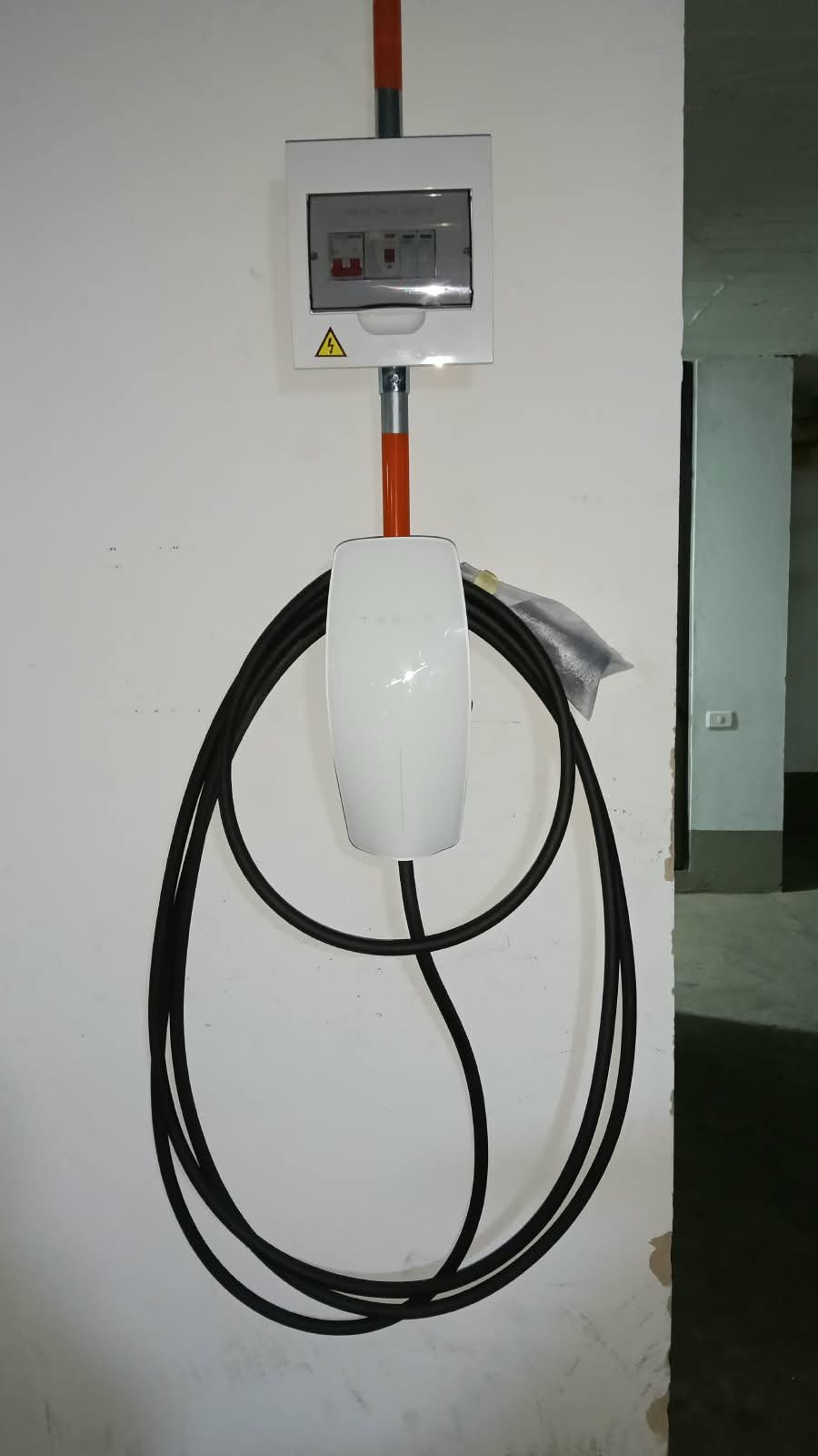 Instalación y canalización de cirvuito para cargador Tesla