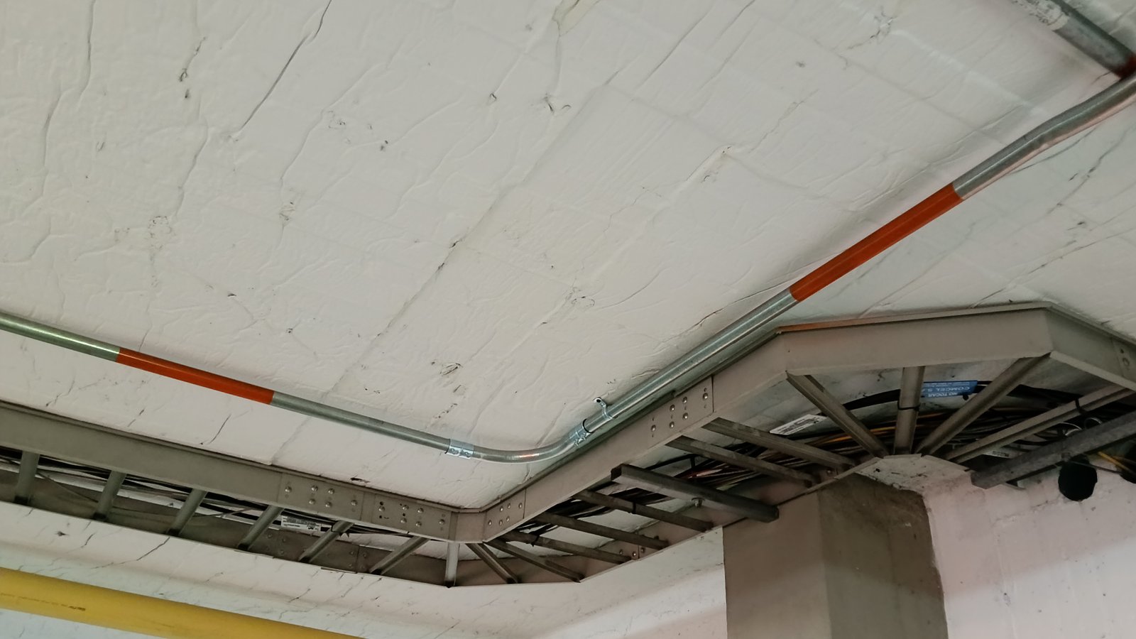Instalación y canalización de circuito para cargador Tesla