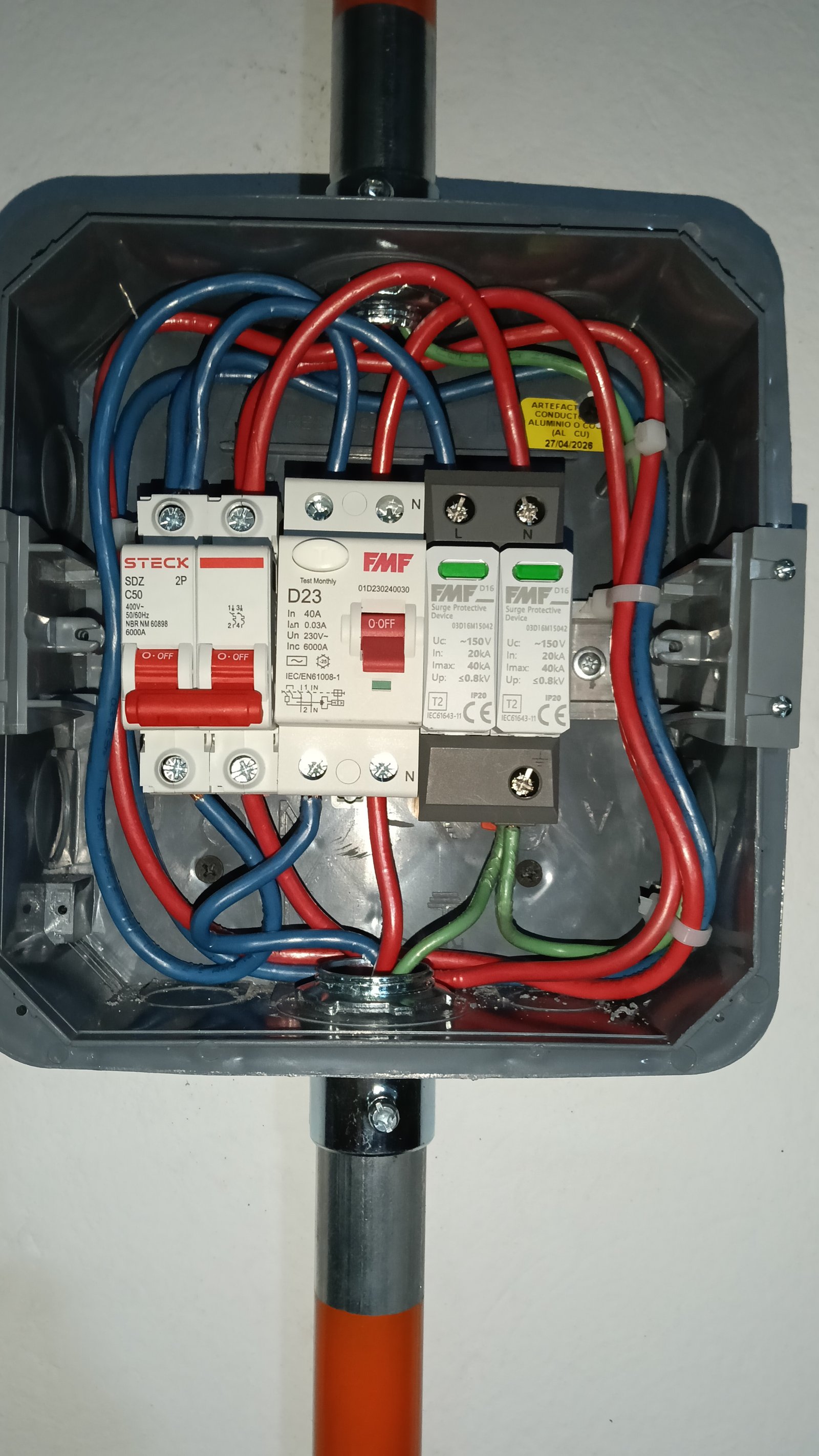 Instalación y canalización de circuito para cargador Tesla