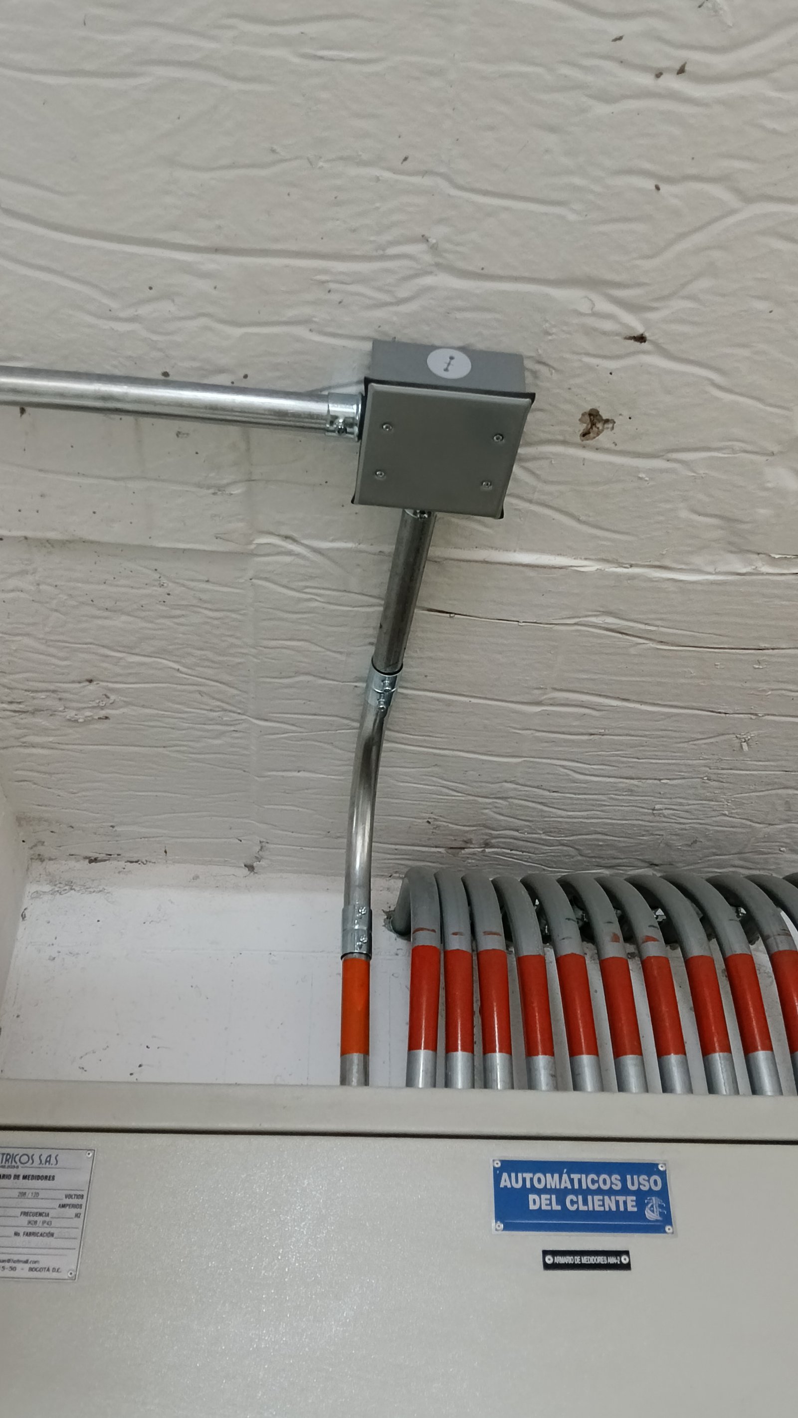 Instalación y canalización de circuito para cargador Tesla