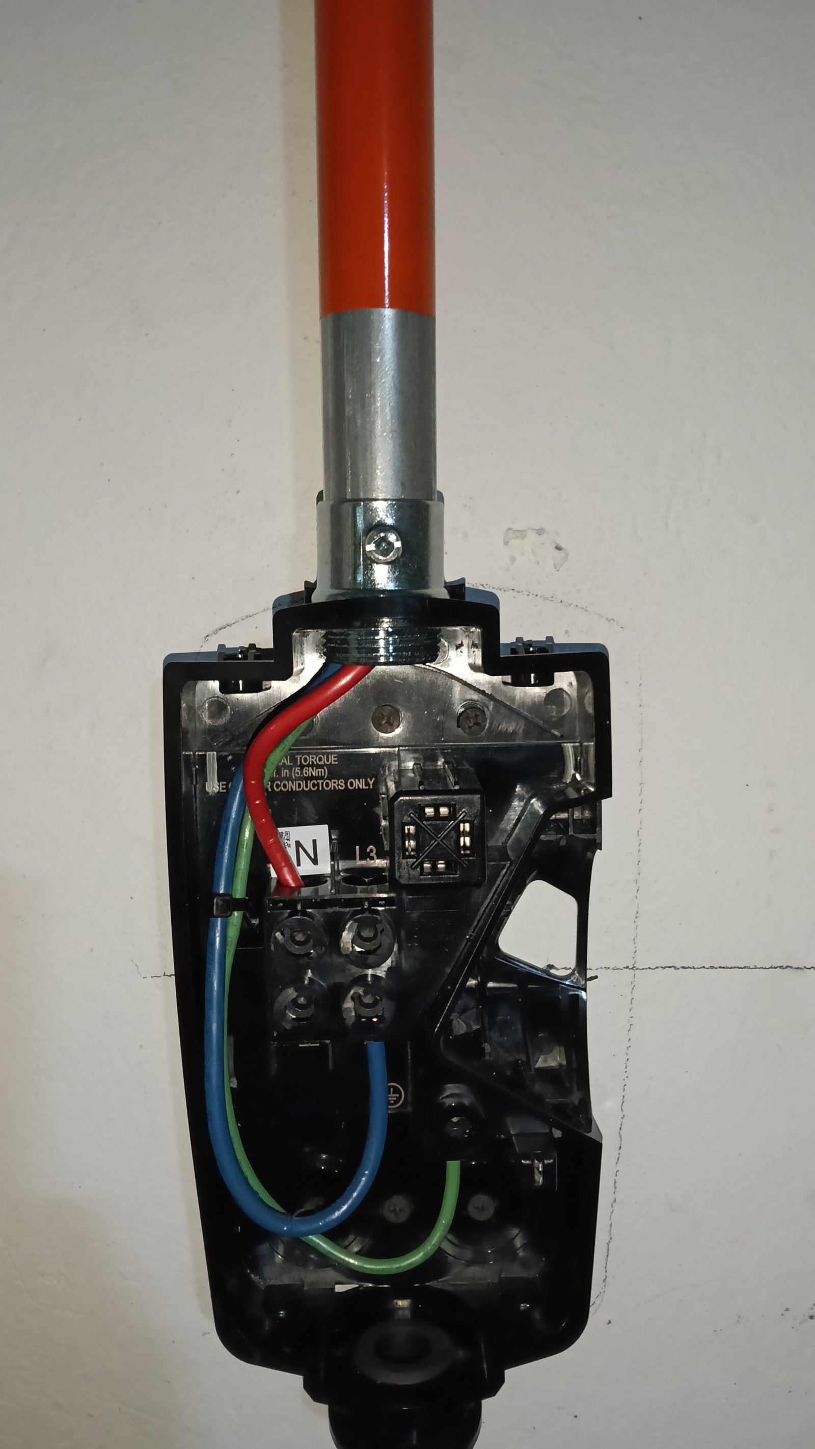 Instalación y canalización de circuito para cargador Tesla